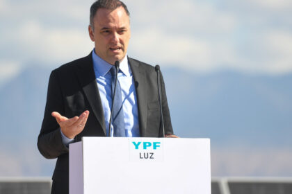 manuel-adorni,-el-elegido-de-milei-para-inaugurar-el-primer-proyecto-rigi:-un-parque-solar-de-ypf-en-mendoza