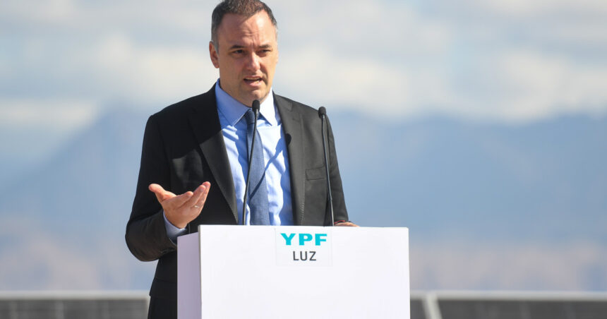 manuel-adorni,-el-elegido-de-milei-para-inaugurar-el-primer-proyecto-rigi:-un-parque-solar-de-ypf-en-mendoza