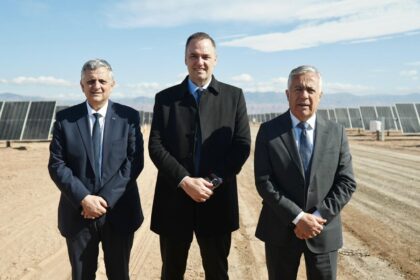 bajo-la-sombra-de-sus-causas-judiciales,-manuel-adorni-retomo-la-agenda-en-mendoza-con-la-inauguracion-del-complejo-solar-“el-quemado”,-primer-proyecto-concretado-bajo-el-rigi