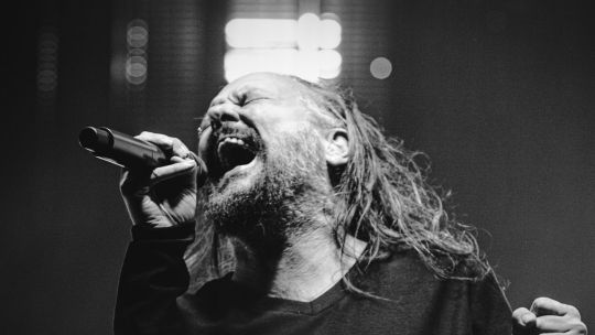 furia-intacta-y-catarsis-colectiva:-korn-transformo-su-regreso-a-la-argentina-en-una-caldera