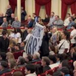 incomodo-momento-para-kicillof:-le-reclamaron-que-hable-de-“cristina-libre”-y-sus-seguidores-taparon-los-gritos-con-canticos-de-“axel-presidente”