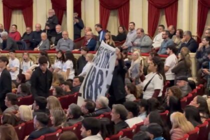 incomodo-momento-para-kicillof:-le-reclamaron-que-hable-de-“cristina-libre”-y-sus-seguidores-taparon-los-gritos-con-canticos-de-“axel-presidente”