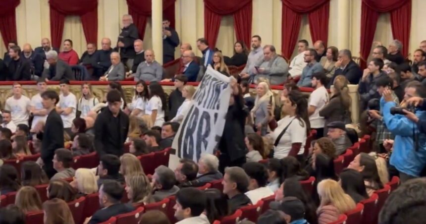 incomodo-momento-para-kicillof:-le-reclamaron-que-hable-de-“cristina-libre”-y-sus-seguidores-taparon-los-gritos-con-canticos-de-“axel-presidente”