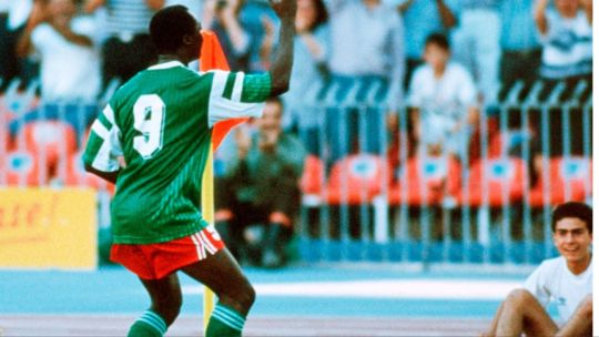 el-legado-de-roger-milla-en-italia-90:-la-revolucion-de-los-leones-indomables-y-el-baile-que-cambio-los-mundiales