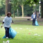 pagan-por-juntar-basura:-la-polemica-estrategia-que-convierte-a-los-turistas-en-“empleados-verdes”