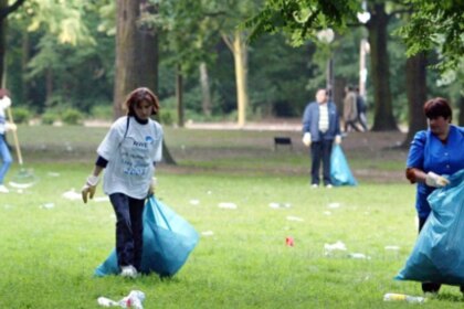 pagan-por-juntar-basura:-la-polemica-estrategia-que-convierte-a-los-turistas-en-“empleados-verdes”