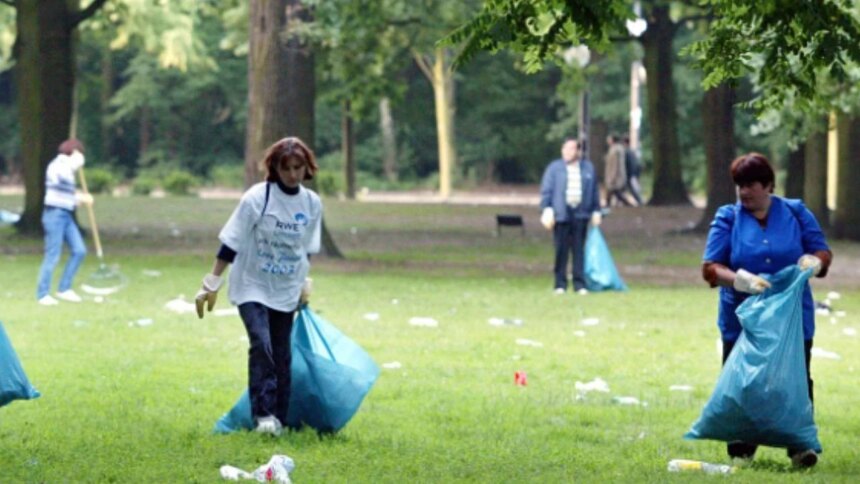 pagan-por-juntar-basura:-la-polemica-estrategia-que-convierte-a-los-turistas-en-“empleados-verdes”