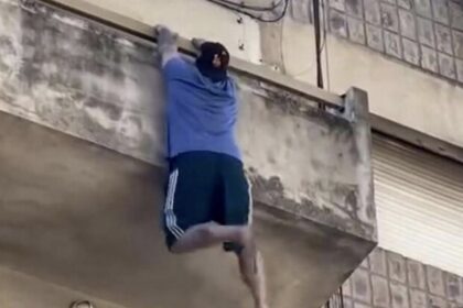rosario:-cayo-desde-el-balcon-de-un-cuarto-piso