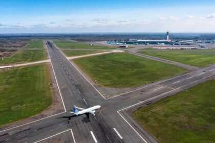 viajes-al-exterior:-mas-aerolineas-cancelan-vuelos-y-cambian-rutas-por-el-cierre-temporal-de-una-pista-de-ezeiza