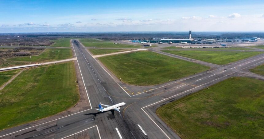 viajes-al-exterior:-mas-aerolineas-cancelan-vuelos-y-cambian-rutas-por-el-cierre-temporal-de-una-pista-de-ezeiza