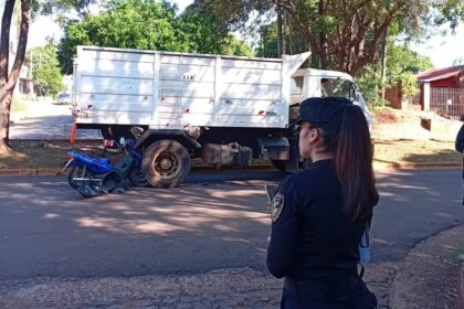 motociclista-choco-contra-un-camion-estacionado-en-posadas