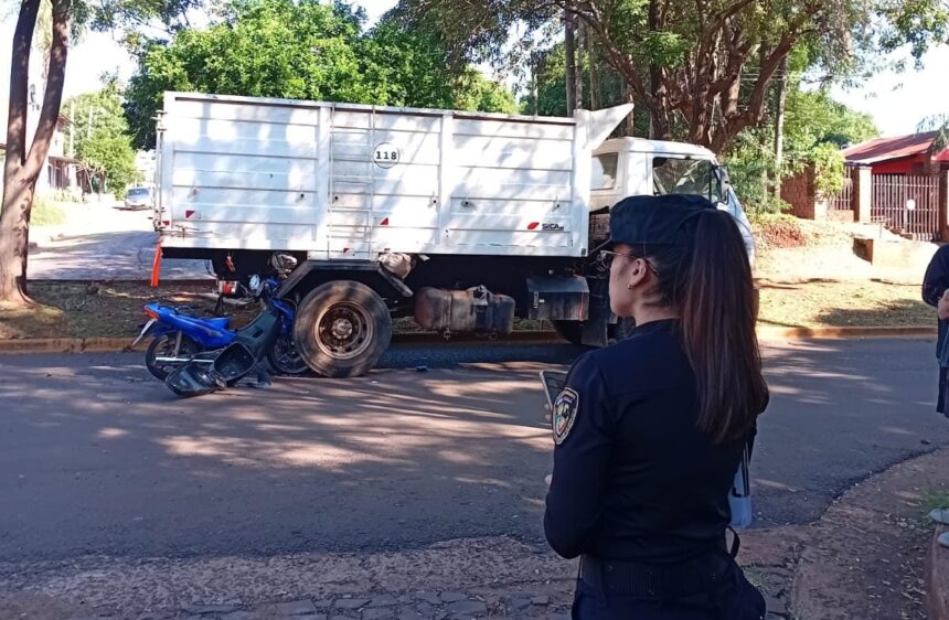 motociclista-choco-contra-un-camion-estacionado-en-posadas