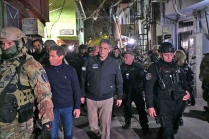 drones-y-helicopteros:-el-operativo-nocturno-que-copo-las-villas-portenas