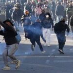 caos-en-bolivia:-el-gobierno-ordeno-liberar-los-piquetes-con-militares-y-policias-tras-11-dias-de-cortes