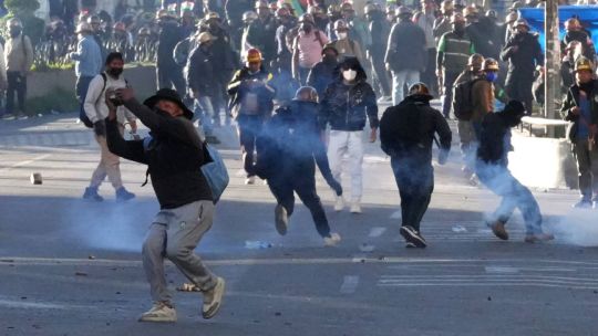 caos-en-bolivia:-el-gobierno-ordeno-liberar-los-piquetes-con-militares-y-policias-tras-11-dias-de-cortes