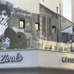 zivals-celebra-sus-55-anos-con-un-mural-monumental-de-martin-ron-dedicado-a-charly-garcia