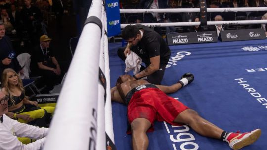 brutal-nocaut:-el-aleman-viktor-jurk-dejo-inconsciente-al-colombiano-edwin-castillo-en-menos-de-5-segundos