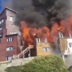 incendio-en-bariloche:-se-prendio-fuego-el-historico-hotel-huemul-frente-al-lago-nahuel-huapi
