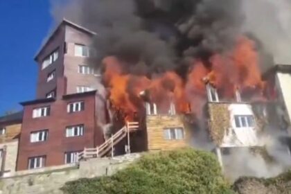 incendio-en-bariloche:-se-prendio-fuego-el-historico-hotel-huemul-frente-al-lago-nahuel-huapi