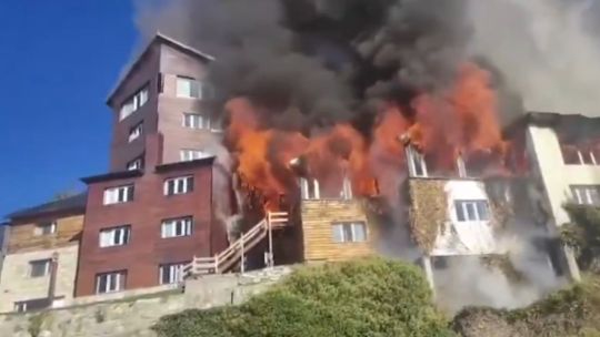 incendio-en-bariloche:-se-prendio-fuego-el-historico-hotel-huemul-frente-al-lago-nahuel-huapi