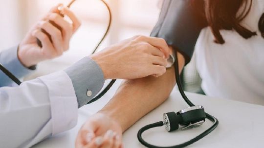 presion-alta:-los-cardiologos-advierten-que-el-gran-desafio-sigue-siendo-detectarla-a-tiempo