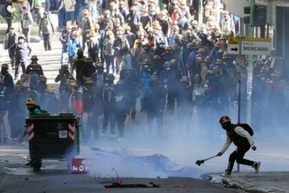 tension-en-bolivia:-policia-y-fuerzas-armadas-desbloqueaban-rutas