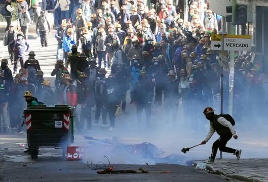 tension-en-bolivia:-policia-y-fuerzas-armadas-desbloqueaban-rutas