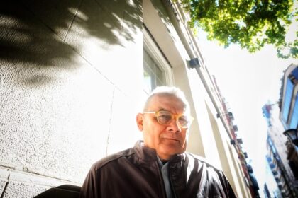 horacio-castellanos-moya:-“no-hay-un-modelo-bukele,-es-el-modelo-de-la-dictadura”