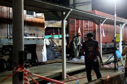 tragedia-en-tailandia:-un-tren-choco-a-un-autobus-y-hay-8-muertos