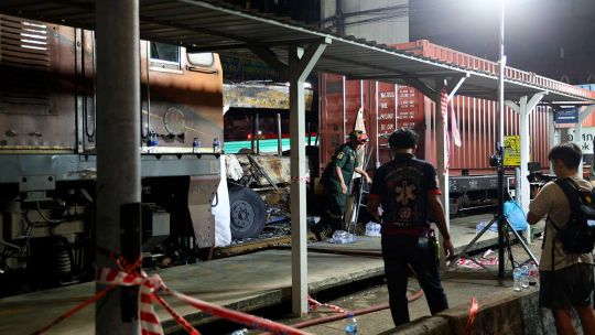 tragedia-en-tailandia:-un-tren-choco-a-un-autobus-y-hay-8-muertos