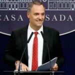 adorni-casi-no-comunica:-de-una-conferencia-cada-tres-dias-en-2024,-a-una-por-mes-en-2026
