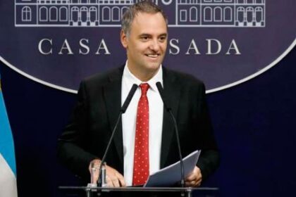 adorni-casi-no-comunica:-de-una-conferencia-cada-tres-dias-en-2024,-a-una-por-mes-en-2026