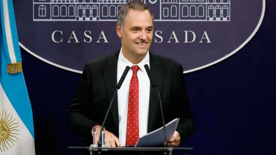 adorni-casi-no-comunica:-de-una-conferencia-cada-tres-dias-en-2024,-a-una-por-mes-en-2026