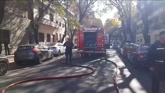 incendio-y-panico-en-palermo:-se-prendio-fuego-un-edificio-y-varias-familias-quedaron-atrapadas