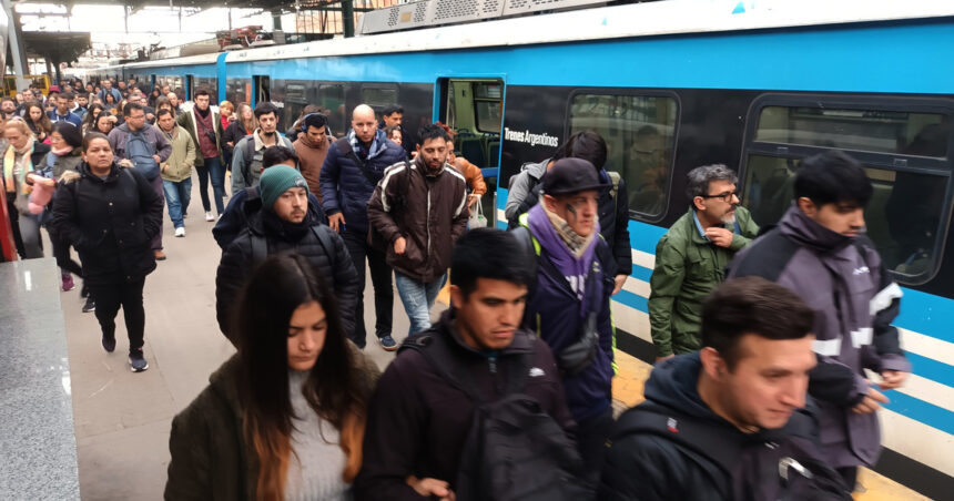 el-gobierno-aumento-las-tarifas-de-colectivos-y-trenes:-cuanto-cuesta-el-boleto-minimo-en-el-amba-desde-este-lunes