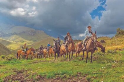 en-los-campos-de-mendoza,-jineteando-por-los-faldeos-del-plata