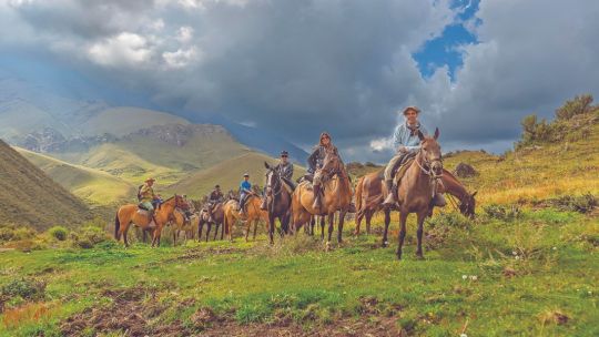 en-los-campos-de-mendoza,-jineteando-por-los-faldeos-del-plata