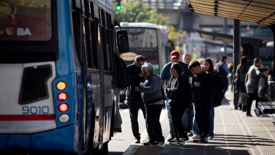 aumentan-los-precios-de-boletos-de-colectivo-y-tren-en-el-amba:-cuanto-costara-viajar-desde-este-lunes