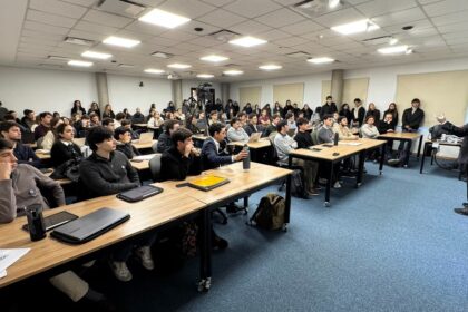 javier-milei-y-sus-medidas,-en-vivo:-el-presidente-dio-una-charla-de-economia-en-una-universidad-privada-en-medio-del-conflicto-con-la-uba