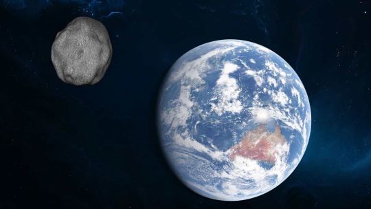 asteroide-“asesino-de-ciudades”:-el-gigantesco-objeto-espacial-que-rozara-la-tierra-y-preocupa-por-su-poder-destructivo