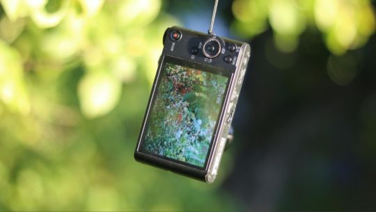 la-juventud-rechaza-la-perfeccion-de-los-smartphones-y-adopta-camaras-compactas-de-los-2000-para-lograr-fotos-imperfectas