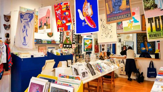 obras-de-artistas-emergentes,-piezas-decorativas-y-hasta-perfumes:-una-galeria-accesible-en-pleno-san-telmo