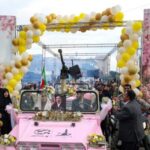 en-jeeps-con-canones-y-flores:-110-parejas-se-casaron-en-la-plaza-principal-de-iran-y-juraron-“autosacrificarse”-para-defender-su-pais