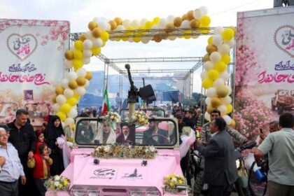 en-jeeps-con-canones-y-flores:-110-parejas-se-casaron-en-la-plaza-principal-de-iran-y-juraron-“autosacrificarse”-para-defender-su-pais