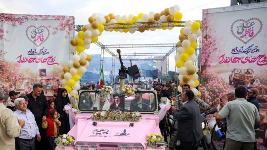 en-jeeps-con-canones-y-flores:-110-parejas-se-casaron-en-la-plaza-principal-de-iran-y-juraron-“autosacrificarse”-para-defender-su-pais