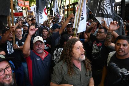 por-un-embargo-judicial,-los-trabajadores-de-fate-empezaron-a-cobrar-los-sueldos-adeudados