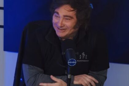 milei-hablo-de-la-interna-en-lla:-dijo-que-le-“pre-fabricaron”-una-“controversia”-a-menem-y-aseguro-que-santiago-caputo-es-su-“hermano”