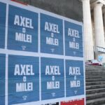 “axel-o-milei”:-los-carteles-del-gobernador-que-desafian-al-kirchnerismo-y-aceleran-los-tiempos-de-la-campana-presidencial