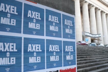“axel-o-milei”:-los-carteles-del-gobernador-que-desafian-al-kirchnerismo-y-aceleran-los-tiempos-de-la-campana-presidencial