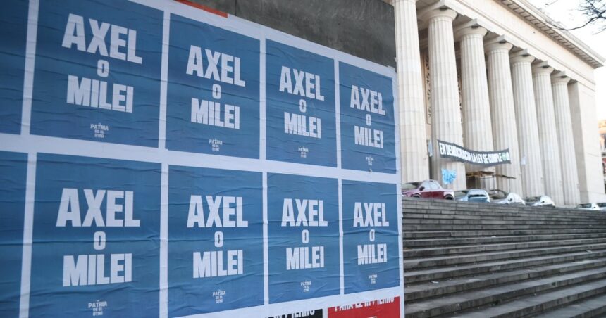 “axel-o-milei”:-los-carteles-del-gobernador-que-desafian-al-kirchnerismo-y-aceleran-los-tiempos-de-la-campana-presidencial